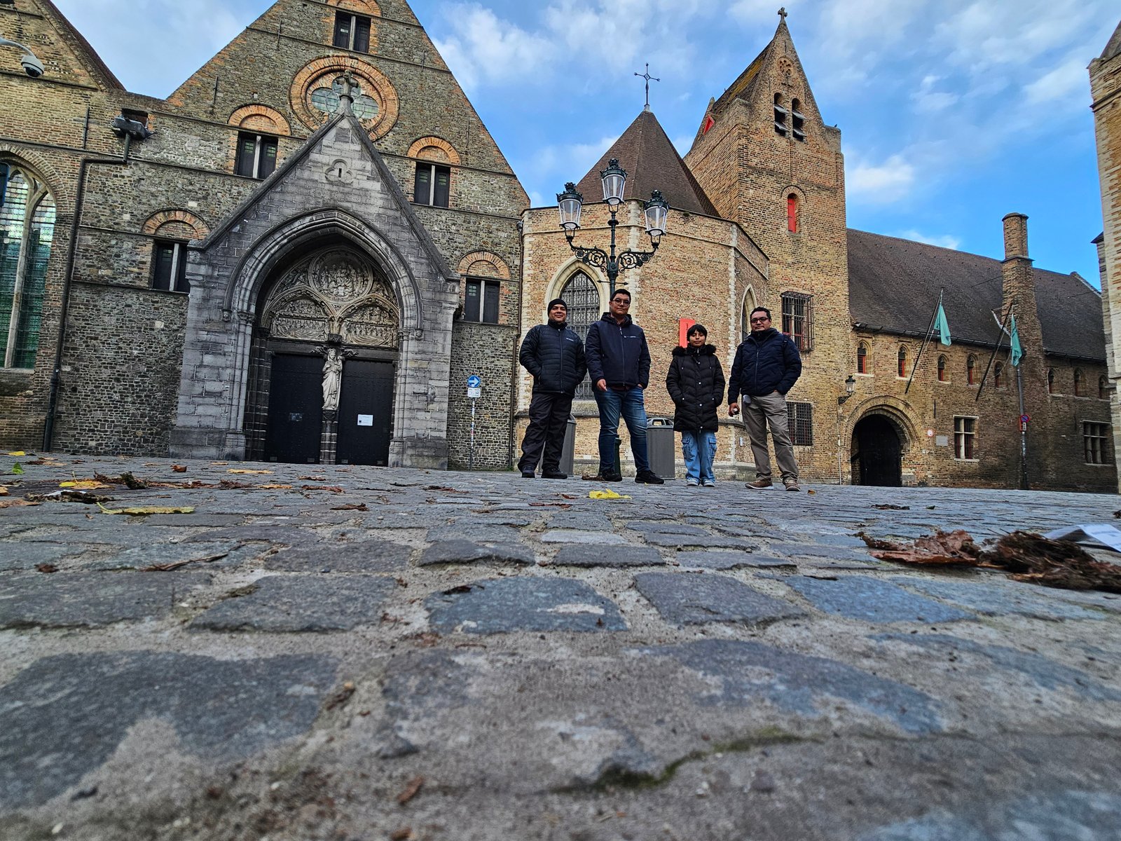 Grupo de viajeros en Brujas, Bélgica